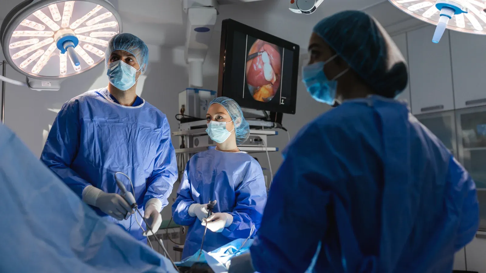 Expert doctor at Sahaj hospital indore doing knee replacment